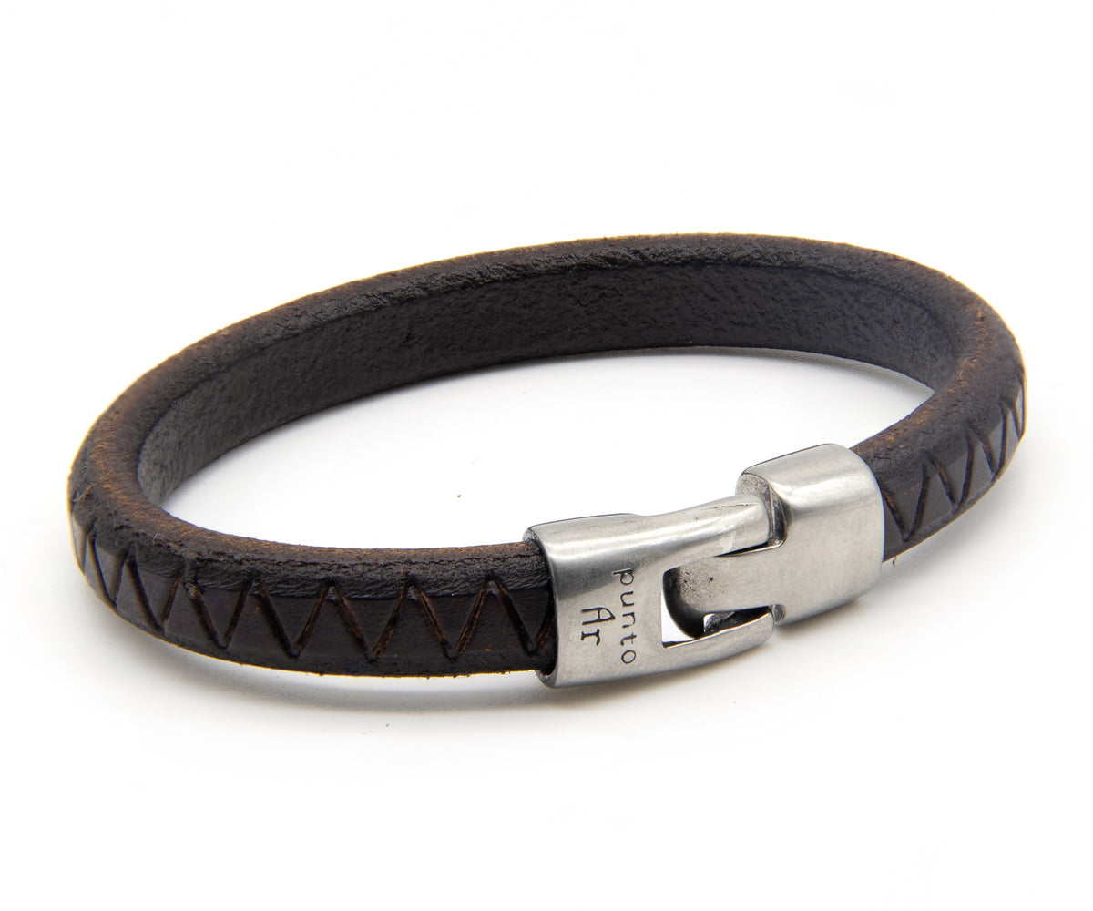 Pulsera Chacarera de cuero grueso grabado en zigzag – PuntoAR (vista 2)