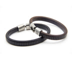 Pulsera Partitura de cuero grueso grabado a rayas – PuntoAR (vista 2)
