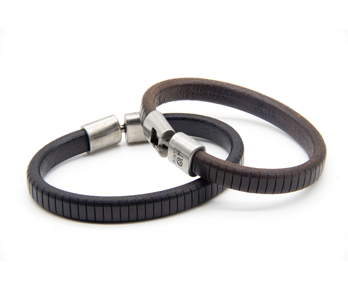 Pulsera Partitura de cuero grueso grabado a rayas – PuntoAR (vista 2)