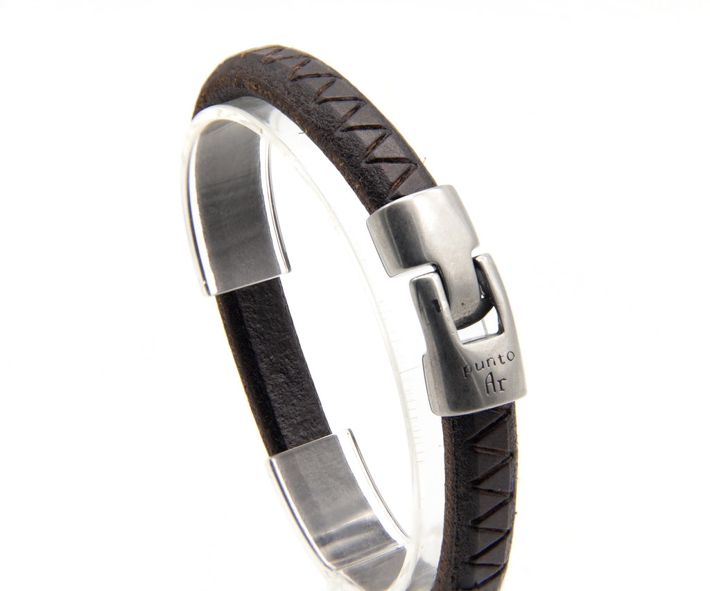 Pulsera Chacarera de cuero grueso grabado en zigzag – PuntoAR (vista 3)