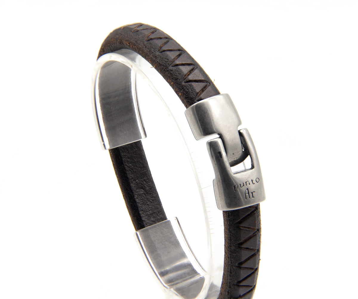 Pulsera Chacarera de cuero grueso grabado en zigzag – PuntoAR (vista 3)