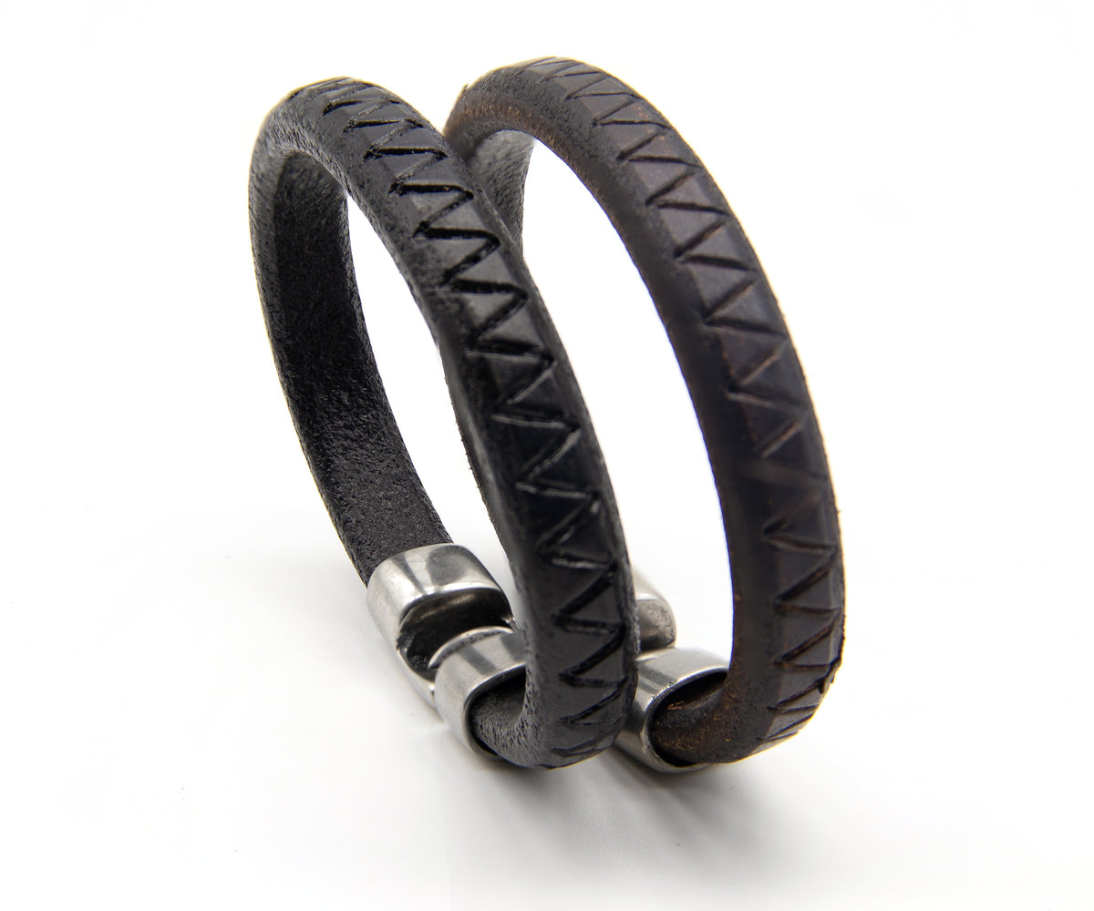 Pulsera Chacarera de cuero grueso grabado en zigzag – PuntoAR (vista 4)