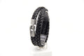 Pulsera Trenza doble de cuero negro en pedestal