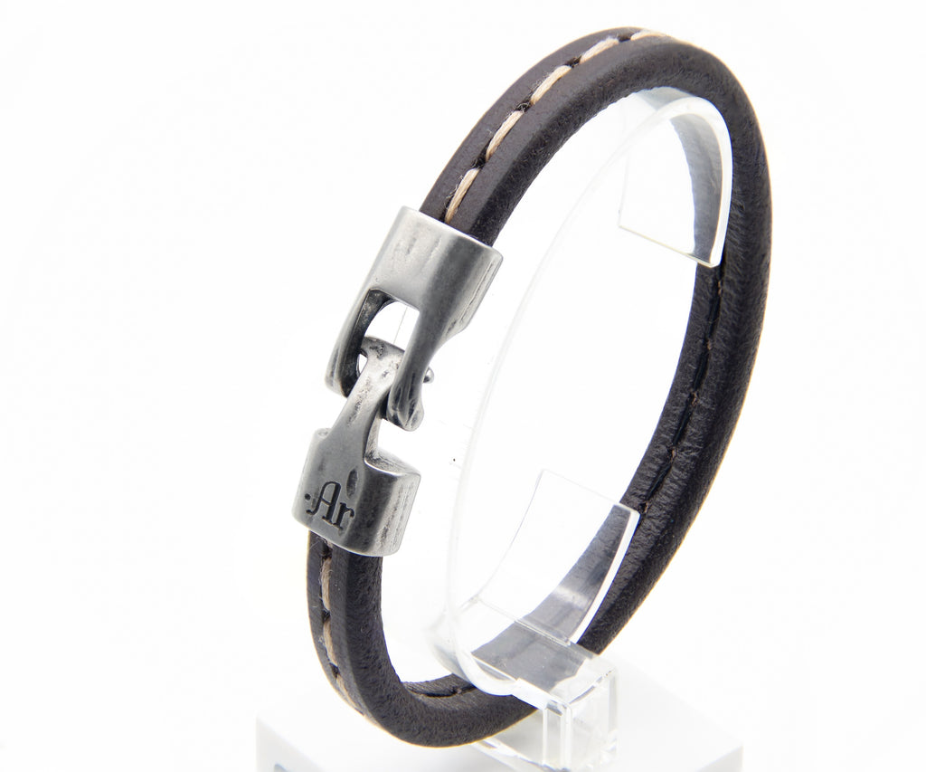 Pulsera Navegante negra en pedestal, otro ángulo – PuntoAR