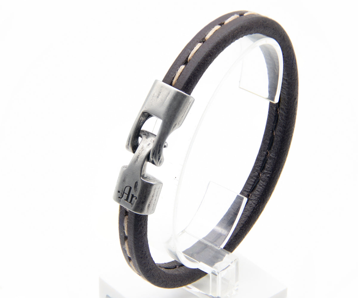 Pulsera Navegante negra en pedestal, otro ángulo – PuntoAR