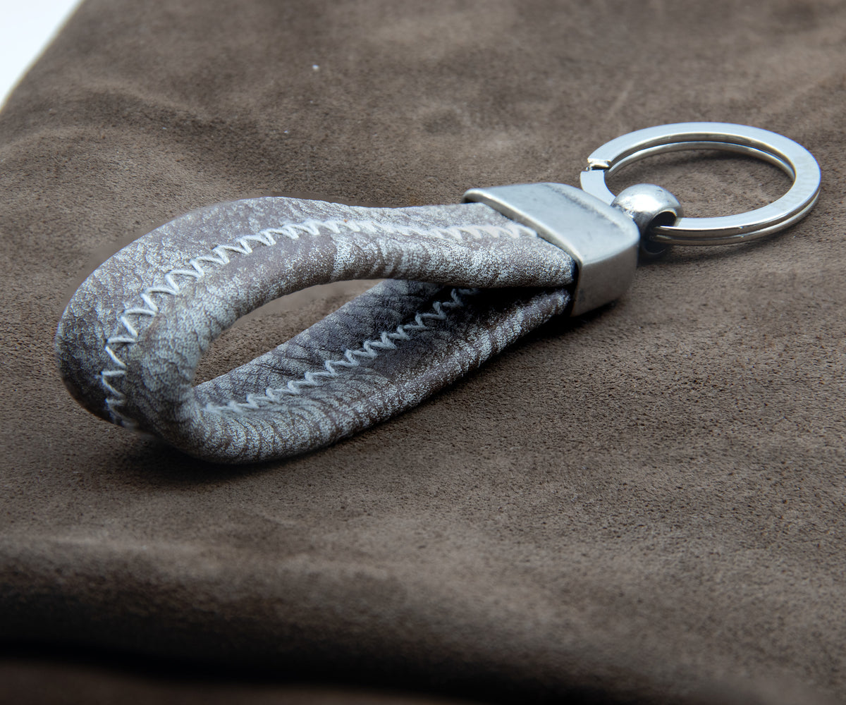 Llavero Pespunte Zigzag en gris, hecho a mano – PuntoAR