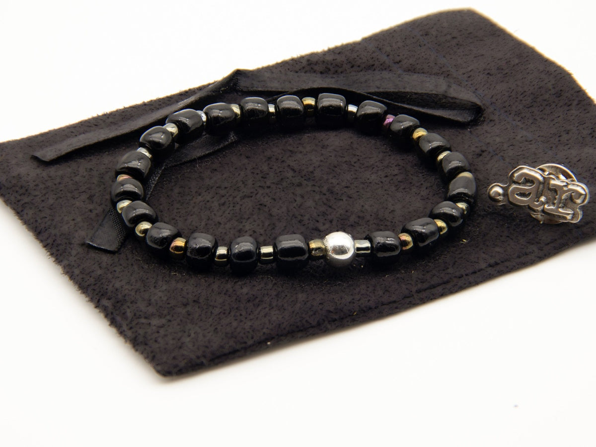 Pulsera Perlline Bohemia sobre su bolsita con el colgante .ar