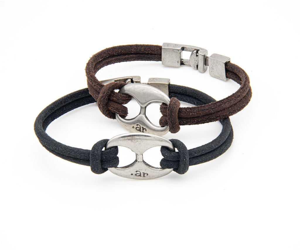 Pulsera Eslabón .ar de doble cordón de cuero negro con eslabón marinero de metal – PuntoAR