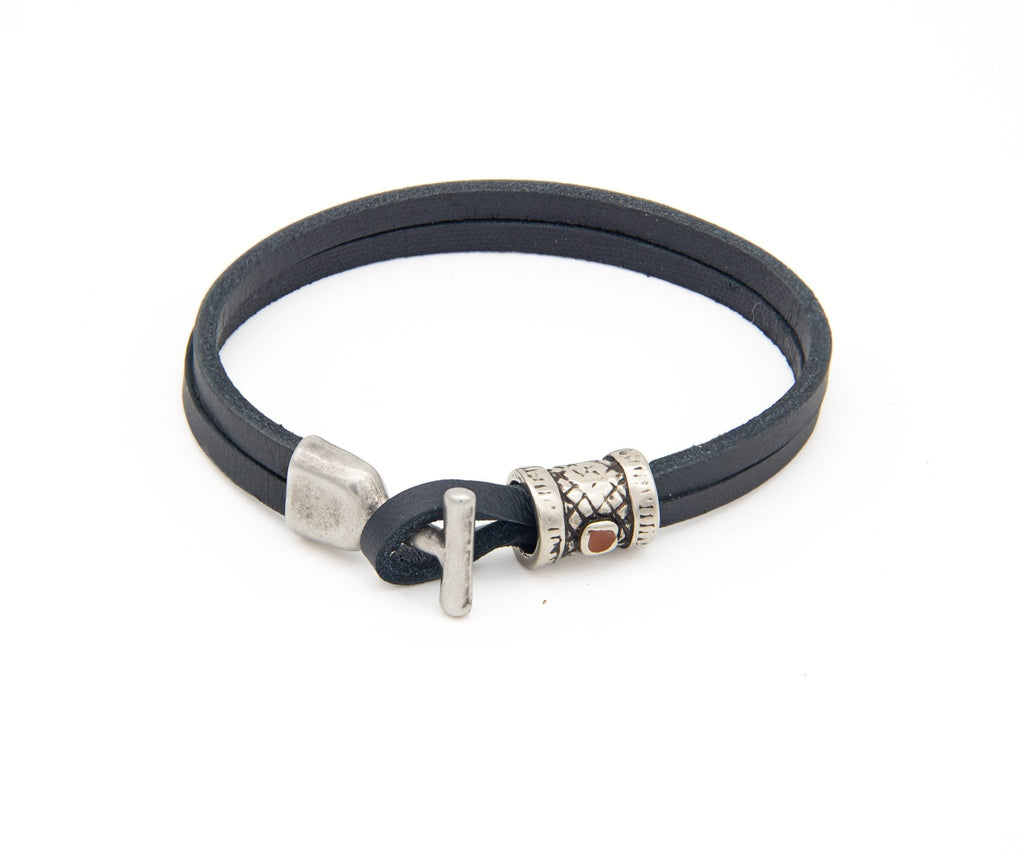 Pulsera Marinera T de cuero negro con fornitura roja y cierre en T – PuntoAR