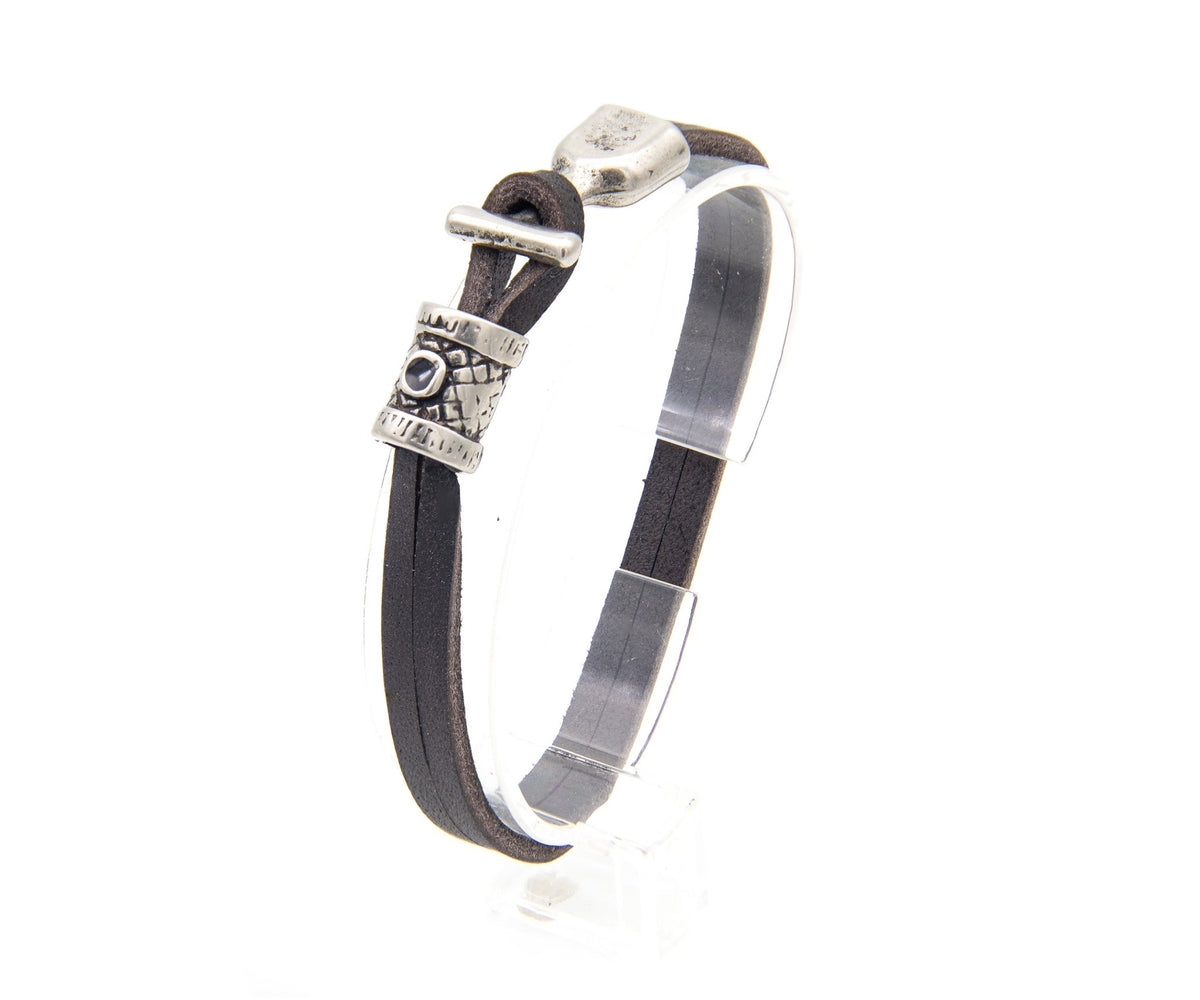 Pulsera Marinera T de cuero marrón oscuro con fornitura negra y cierre en T – PuntoAR