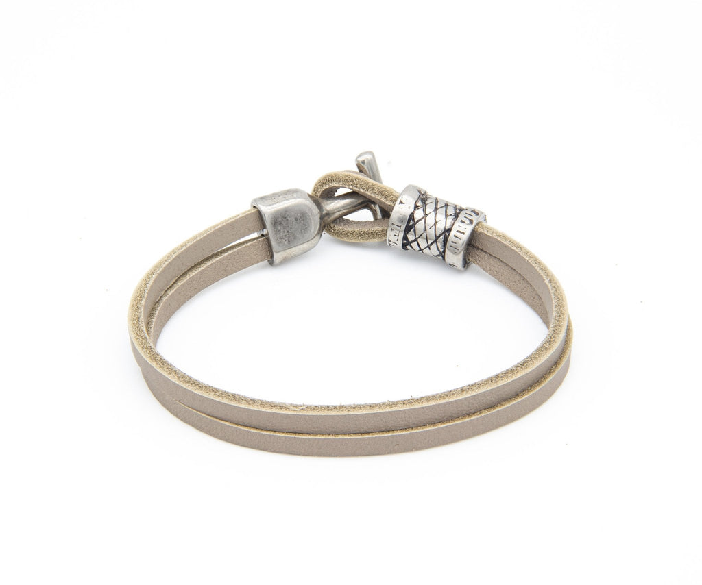 Pulsera Marinera T de cuero taupe con fornitura blanca y cierre en T – PuntoAR