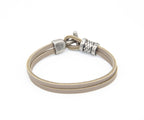 Pulsera Marinera T de cuero taupe con fornitura blanca y cierre en T – PuntoAR