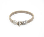 Pulsera Marinera T de cuero taupe con fornitura blanca y cierre en T – PuntoAR