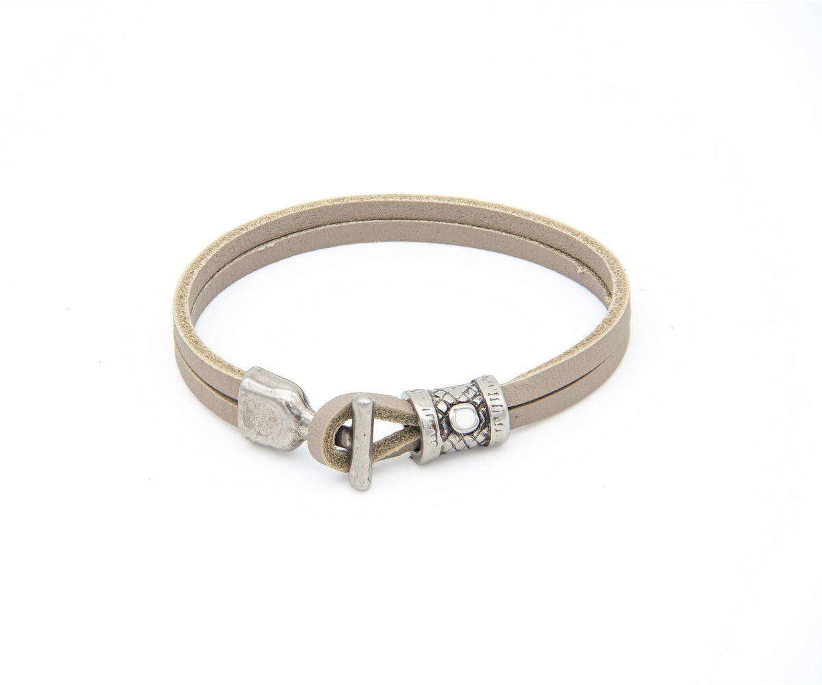Pulsera Marinera T de cuero taupe con fornitura blanca y cierre en T – PuntoAR