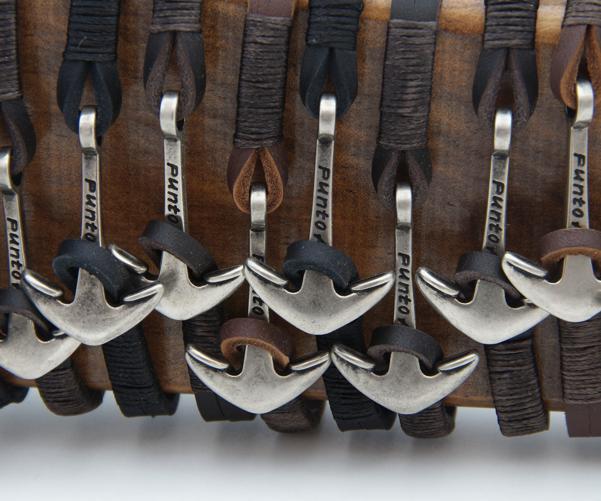 Pulseras Timonel en expositor de madera, cierre de ancla – PuntoAR