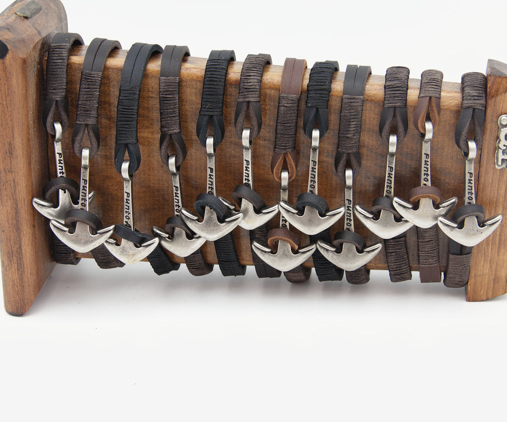 Pulseras Timonel en marrón y negro en expositor de madera – PuntoAR