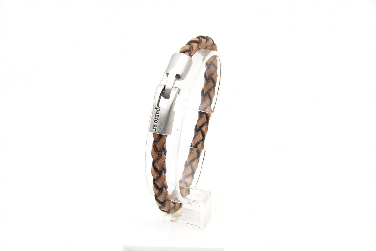 Pulsera Yeite de cuero trenzado marrón con cierre metálico grabado – PuntoAR