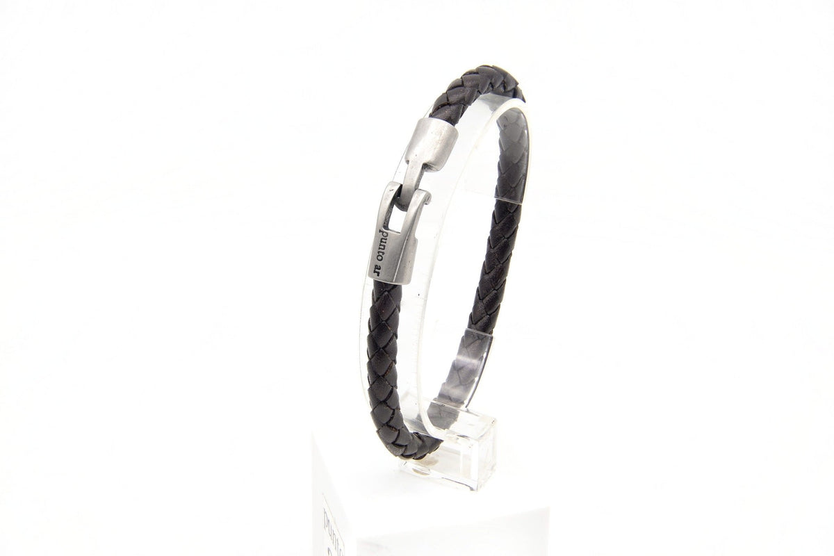 Pulsera Yeite de cuero trenzado negro con cierre metálico grabado – PuntoAR