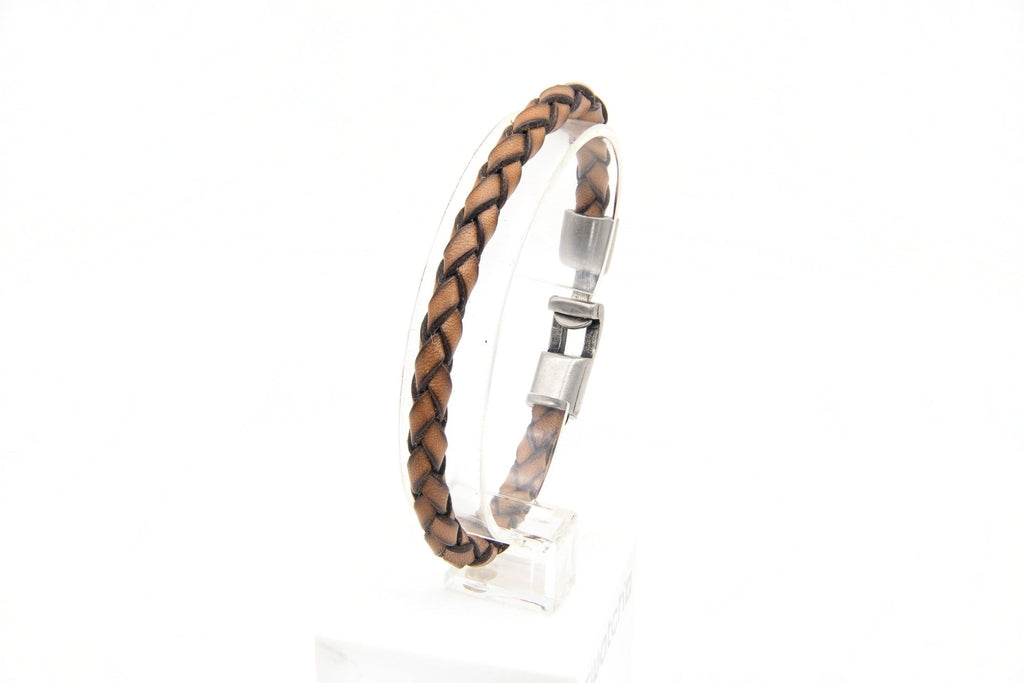 Pulsera Yeite de cuero trenzado marrón con cierre metálico grabado – PuntoAR