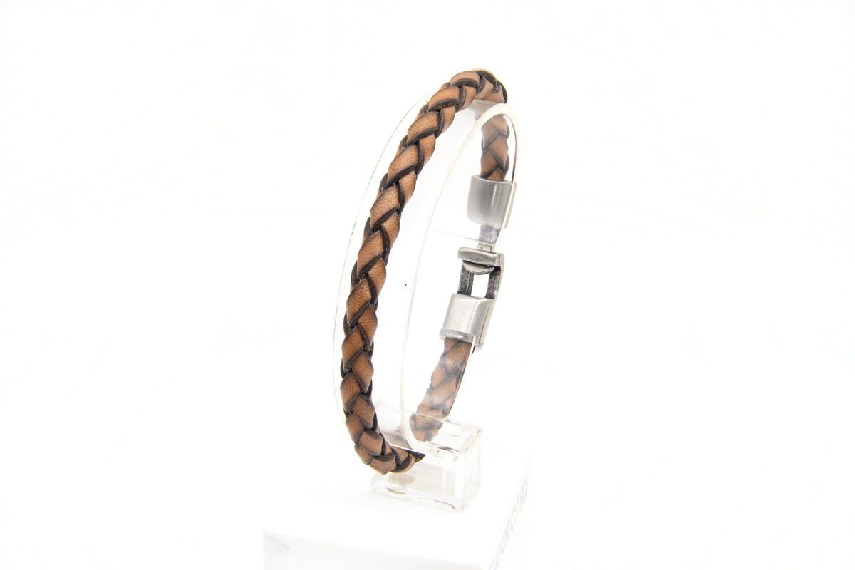 Pulsera Yeite de cuero trenzado marrón con cierre metálico grabado – PuntoAR